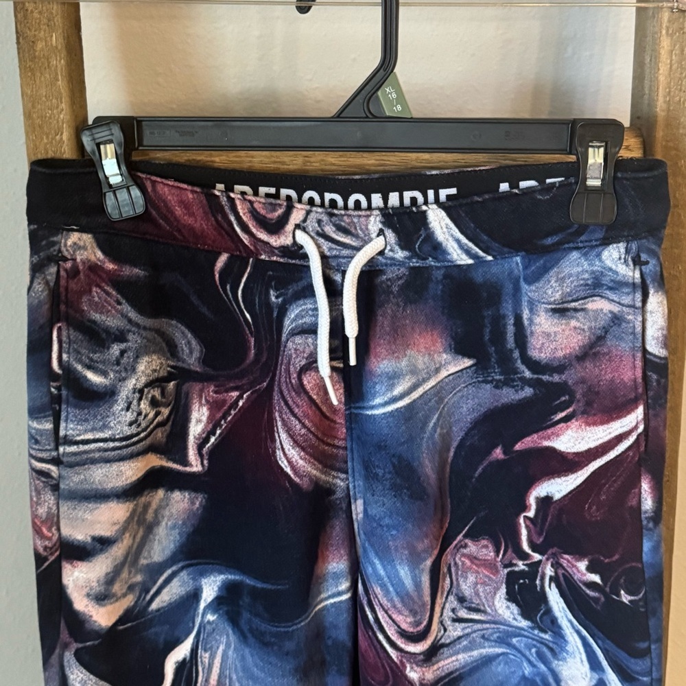 Abercrombie kids boys jogger fleece sweatpants
Like new condition
Size 15/16 - Picture 5 of 7